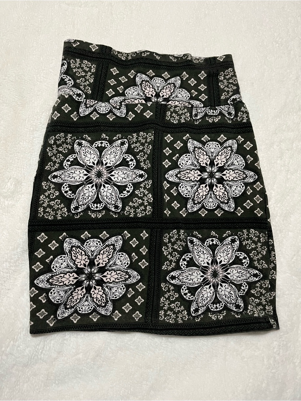 Charlotte Russe Black & White Floral Tile Pencil Skirt